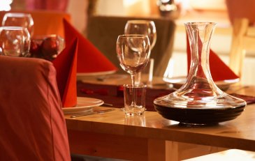 Decantar el vino: Por qué y cómo hacerlo